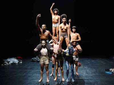 Dans Fùria, la chorégraphe Lia Rodrigues et ses neuf danseurs interrogent, à travers leur corps, l'altérité.