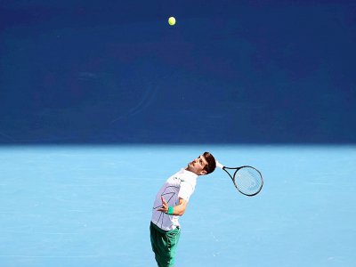 Le Serbe Novak Djokovic face à l'Argentin Diego Schwartzman en 8e de finale de l'Open d'Australie, à Melbourne, le 26 janvier 2020 - DAVID GRAY [AFP]