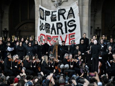 Des musiciens jouent devant l'opéra Garnier lors de la grève contre la réforme des retraites, le 18 janvier 2020 à Paris - STEPHANE DE SAKUTIN [AFP/Archives]