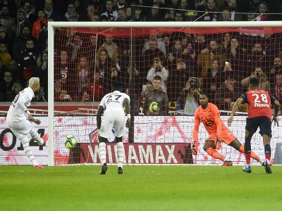Neymar transforme un penalty pour le 2-0 de Paris sur la pelouse de Lille, le 26 janvier 2020 - FRANCOIS LO PRESTI [AFP]