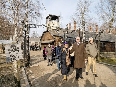 Le président du Congrès juif mondial, Ronald Lauder, et des survivants de l'Holocauste entrent dans l'ancien camp d'extermination nazi d'Auschwitz, le 26 janvier 2020 - Wojtek RADWANSKI [AFP]