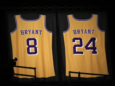Les deux maillots de Kobe Bryant au Staples Center de Los Angeles le 26 janvier 2020 - Robyn Beck [AFP]