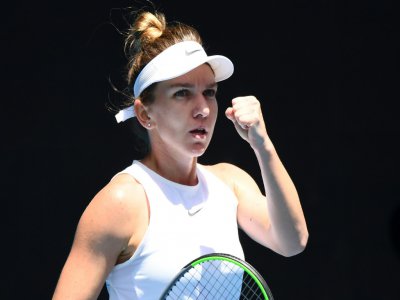 La Roumaine Simona Halep poing serré après avoir battue la Belge Elise Mertens en 8e de finale de l'Open d'Australie, le 27 janvier 2020 à Melbourne - William WEST [AFP]