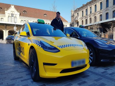 Jean-François Catel conduit un taxi Tesla à Rouen, qu'il a voulu aux couleurs des taxis de New York.