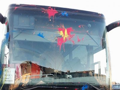Le bus de pèlerins a été attaqué par des jets de peinture. L'autocariste a aussi déposé plainte. - Diocèse de Bayeux-Lisieux