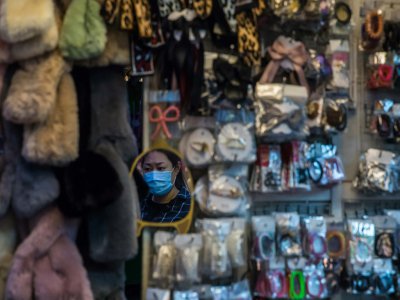 Une femme porte un masque de protection sur un marché de Hong Kong, le 26 janvier 2020 - DALE DE LA REY [AFP]