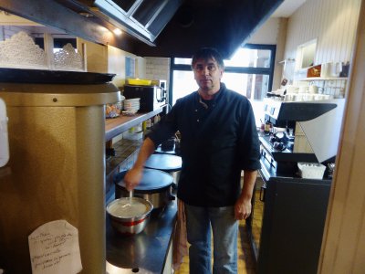 Pierre Legall, amateur des terroirs, prépare sa pâte bretonne et normande. - Joel Dupressoir