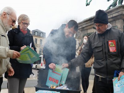 Les membres du collectif ont symboliquement brûlé des plaquettes d'informations sur les risques industriels, ce lundi 27 janvier, à Rouen. - Pierre Durand-Gratian