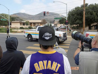 Des fans et journalistes près des lieux du crash, le 26 janvier 2020 au nord de Los Angeles - Mark RALSTON [AFP]