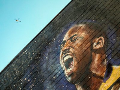 Un hélicoptère survole une peinture murale consacrée à Kobe Bryant, le 26 janvier 2020 dans le centre de Los Angeles - Apu GOMES [AFP]