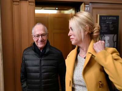 Les avocats du président Donald Trump, Alan Dershowitz et Pam Bondi, à Washington le 27 janvier 2020 - Mandel NGAN [AFP]