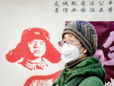 Une femme porte un masque de protection contre l'épidémie de coronavirus, près de la gare de Pékin, le 27 janvier 2020 - NICOLAS ASFOURI [AFP]