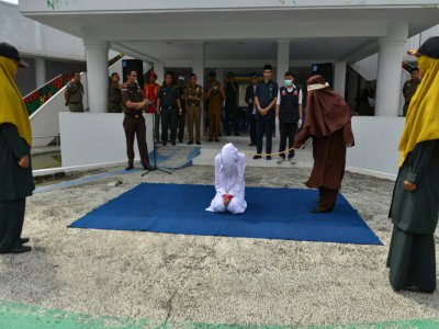 Une femme va être flagellée par une autre femme, le 10 décembre 2019 à Band Aceh, province indonésienne qui applique la loi islamique - CHAIDEER MAHYUDDIN [AFP]