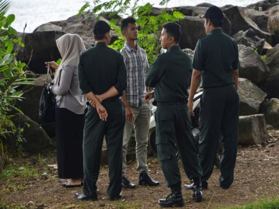 Des patrouilles de la police religieuse contrôlent un jeune couple sur la plage à Banda Aceh, le 10 décembre 2019 province indonésienne qui applique la charia - CHAIDEER MAHYUDDIN [AFP]