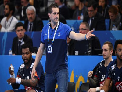 Guillaume Gille, alors entraîneur adjoint de l'équipe de France de hanball, donne des insructions lors du match contre la Slovénie au Mondial, le 26 janvier 2017 à Paris - FRANCK FIFE [AFP/Archives]