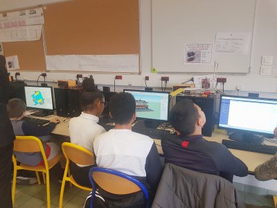 Grâce à l'arrivée de la fibre optique au sein de leur école, les élèves du collège Irène-Joliot-Curie au Havre pourront travailler davantage sur ordinateur. - Joris Marin