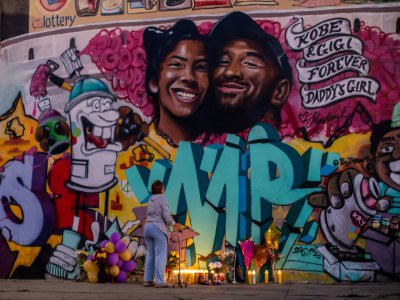 Une fresque murale représentant Kobe Bryant et sa fille Gianna, le 27 janvier 2020 à Los Angeles - Apu GOMES [AFP]