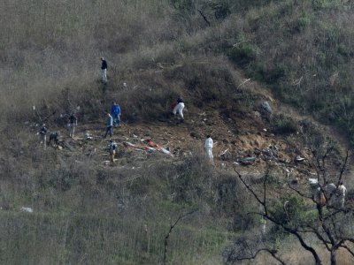 Des enquêteurs sur les lieux du crash, le 27 janvier 2020 à Calabasas, en Californie - Mark RALSTON [AFP]