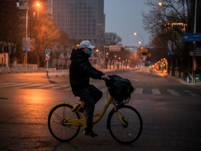 Un cycliste dans les rues de Pékin, le 28 janvier 2020 - NICOLAS ASFOURI [AFP]