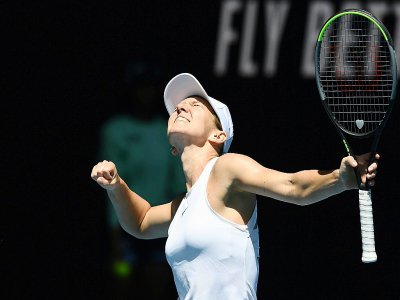 La Roumaine Simona Halep exulte apès sa victoire face à l'Estonienne Anett Kontaveit, en quarts de finale de l'Open d'Australie, le 29 janvier 2020 à Melbourne - Greg Wood [AFP]