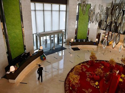Le hall désert d'un hôtel de Wuhan en pleine épidémie, le 29 janvier 2020 - HECTOR RETAMAL [AFP]