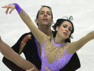 Sarah Abitbol et son partenaire Stéphane Bernadis lors des Championnats d'Europe, à Bratislava, le 24 janvier 2001 - OLIVIER MORIN [AFP/Archives]