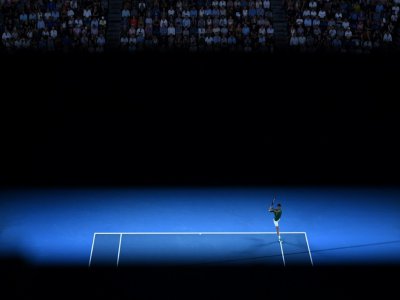 Le Serbe Novak Djokovic face au Suisse Roger Federer en demi-finale de l'Open d'Australie, à Melbourne, le 30 janvier 2020 - Manan VATSYAYANA [AFP]