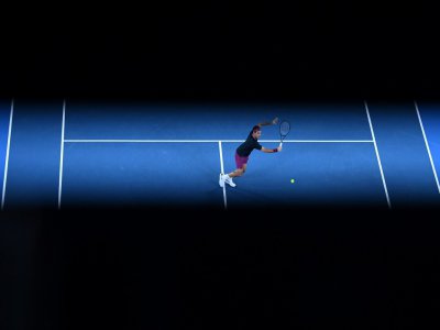 Le Suisse Roger Federer face au Serbe Novak Djokovic en demi-finale de l'Open d'Australie, à Melbourne, le 30 janvier 2020 - Manan VATSYAYANA [AFP]