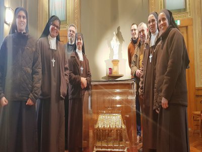 Autour des reliques, les nouvelles sœurs de la congrégation des Carmélites Messagères de l'Esprit Saint, avec l'équipe dirigeante du Sanctuaire d'Alençon, dans la chapelle du sanctuaire. - Eric Mas