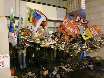 Lancer de vieilles chaussures devant la permanence de la députée Sonia Krimi à Cherbourg-en-Cotentin ce jeudi 30 janvier. - La Manche Libre