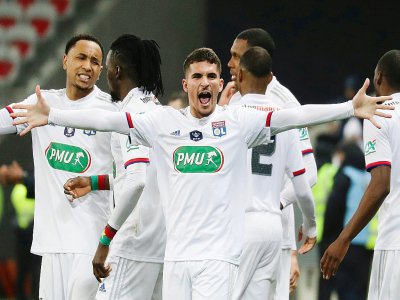 Les Lyonnais, Houssem Aouar (c) en tête, exultent après la qualification à Nice en 8es de finale de Coupe de France, le 30 janvier 2020 - VALERY HACHE [AFP]