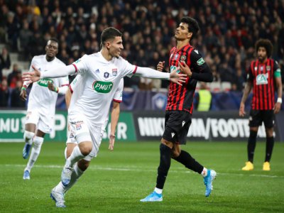 Le milieu de Lyon Houssem Aouar marque le penalty de la victoire et de la qualification 2-1 à Nice en 8es de finale de la Coupe de France le 30 janvier 2020 à l'Allianz Riviera - VALERY HACHE [AFP]