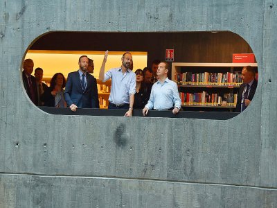 Le Premier ministre Edouard Philippe (c) et son homologue russe Dimitri Medvedev (d) lors d'une visite à la bibliothèque Oscar Niemeyer du Havre, le 24 juin 2019 - LOIC VENANCE [POOL/AFP/Archives]