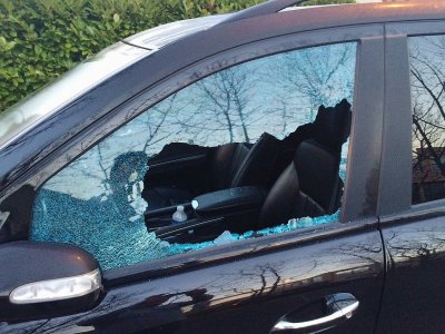 Parce qu'il trouvait qu'elle roulait trop lentement, le conducteur a brisé une vitre de son véhicule pour l'en extraire et la rouer de coups. - Illustration