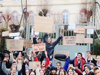 Les lycéens coutançais devant leur établissement ce vendredi 31 janvier. - La Manche Libre