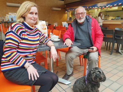 Michele et David habitent près de Birmingham en Angleterre et ont une maison secondaire en Normandie. Ils voyagent avec leur chien, Leyla.