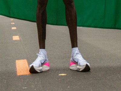 Les "Vaporfly", chaussures de Nike dotées d'une lame de carbone dans la semelle et de coussins d'air, portées par le Kényan Eliud Kipchoge, le 12 octobre 2019 à Vienne - ALEX HALADA [AFP/Archives]