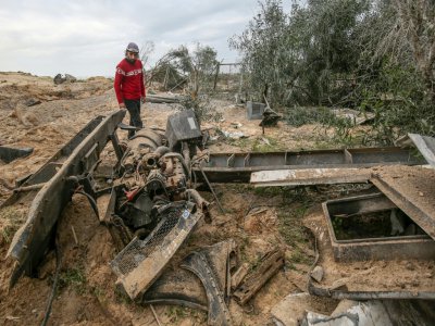 Un Palestinien inspecte le site d'une frappe israélienne à Rafah dans la bande de Gaza, le 31 janvier 2020 - SAID KHATIB [AFP]
