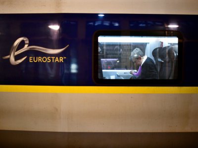 Des passagers à bord du dernier Eurostar à quitter Paris avant le Brexit le 31 janvier 2020 - Martin BUREAU [AFP]