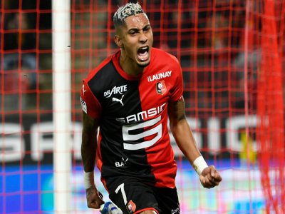 L'attaquant brésilien de Rennes Raphinha marque le but de la victoire dans le temps additionnel contre Nantes le 31 janvier 2020 à Rennes - DAMIEN MEYER [AFP]