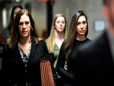 Jessica Mann (à droite) arrive au tribunal de Manhattan pour témoigner au procès d'Harvey Weinstein - Johannes EISELE [AFP]