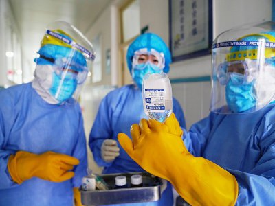 Des membres du personnel médical dans une zone d'isolement de l'hôpital de Zouping, le 28 janvier 2020 en Chine - STR [AFP]