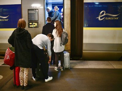 Des passagers embarquent à bord de l'Eurostar à Paris - Martin BUREAU [AFP]
