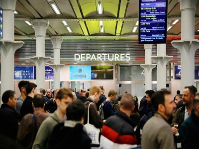 Des passagers attendent d'embarquer à la gare de St Pancras à Londres - Tolga AKMEN [AFP]