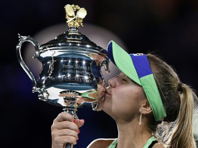L'Américaine Sofia Kenin embrasse le trophée après avoir remporté l'Open d'Australie au détriment de l'Espagnol Garbine Muguruza, le 1er février 2020 à Melbourne - Saeed KHAN [AFP]