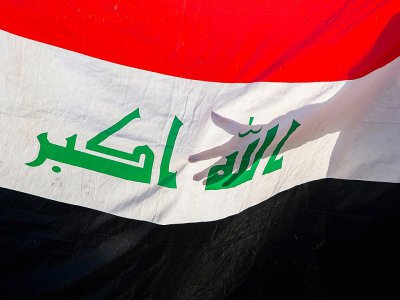 Drapeau irakien brandi par des manifestants le 28 janvier 2020 à Bassora dans le sud de l'Irak - Hussein FALEH [AFP]
