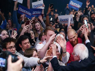Le candidat à la primaire démocrate Bernie Sanders salue ses partisans lors d'un meeting de campagne, le 1er février 2020 à Cedar Rapids, dans l'Iowa - Tom Brenner [Getty/AFP]