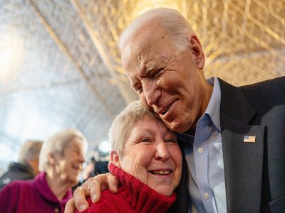 Joe Biden, candidat à la primaire démocrate, avec une supportrice, le 31 janvier 2020 à Burlington, dans l'Iowa - Kerem Yucel [AFP]