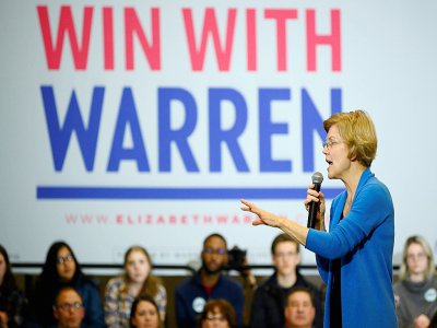 La candidate à la primaire démocrate Elizabeth Warren lors d'un meeting de campagne, le 1er février 2020 à Davenport, dans l'Iowa - JIM WATSON [AFP]