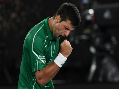 Le Serbe Novak Djokovic exulte après sa victoire face au Suisse Roger Federer en demi-finales de l'Open d'Australie, le 30 juin 2020 à Melbourne - Greg Wood [AFP/Archives]
